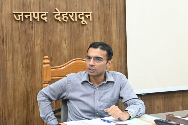 बिग ब्रेकिंग : नही रुक रहे, डीएम के एक्शन, अब अनियमितताओं पर शराब की दुकान निलम्बित