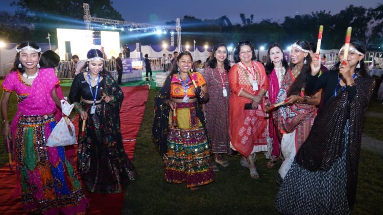 एसजीआरआरयू में नवरंग डांडिया 2.0 की धूम, माॅ दुर्गा के गुणगान से हुआ नवरंग डांडिया का आगाज़