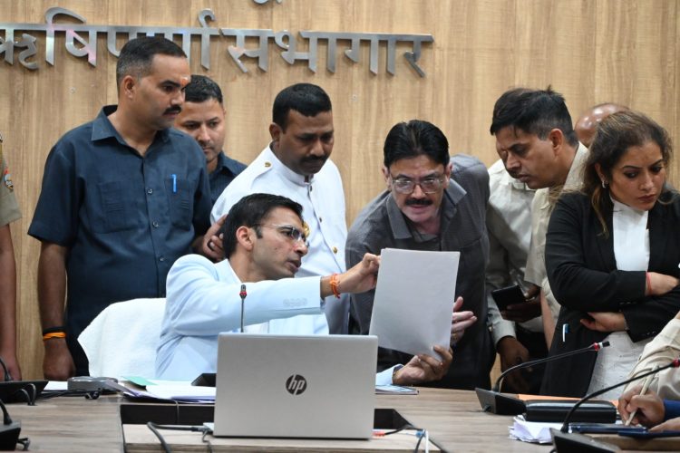 जनमानस को अनावश्यक कार्यालयों के चक्कर कटवाने वालों पर होगी कार्यवाही-डीएम