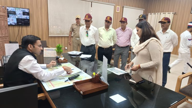 जनमानस की शिकायतों पर त्वरित कार्यवाही करें अधिकारी, लापरवाही नहीं होगी क्षम्य -डीएम