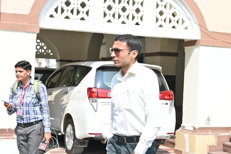 स्ट्रीट लाईटों से जुड़ी शिकायतों पर डीएम सख्त:दीपावली तक लाईट सेक्शन से जुड़े सभी अधिकारी कार्मिकों की छु्ट्टी पर रोक।