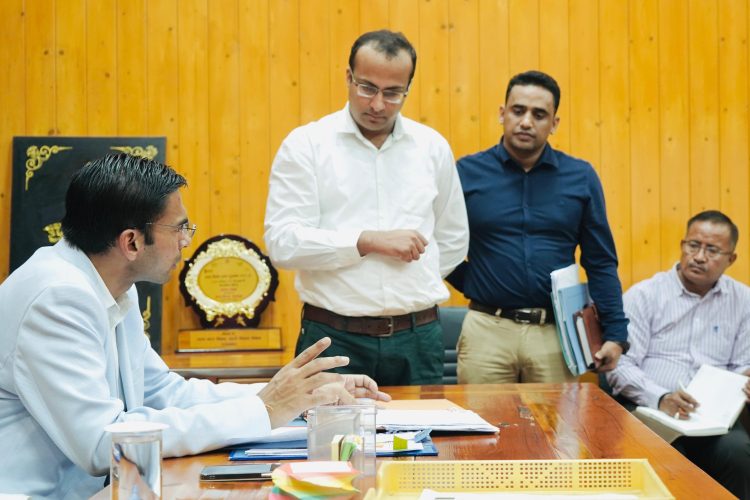 अधिकारियों सख्त हिदायत कार्यों के प्रति लापरवाही पर सम्बन्धितों की होगी जिम्मेदारी तय: डीएम
