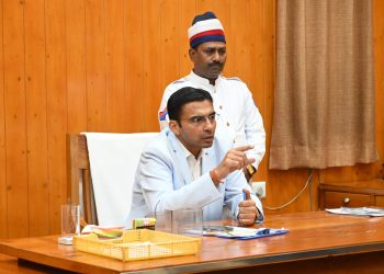 सफाई कार्यों में लापरवाही एवं डोर-टू-डोर कूड़ा उठान की जानकारी न देने पर कम्पनियों के पदाधिकारियों को डीएम ने लगाई फटकार