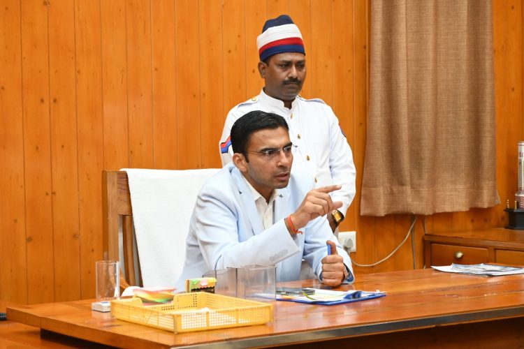 सफाई कार्यों में लापरवाही एवं डोर-टू-डोर कूड़ा उठान की जानकारी न देने पर कम्पनियों के पदाधिकारियों को डीएम ने लगाई फटकार