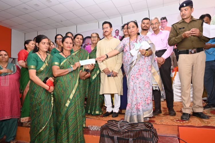 विधानसभा अध्यक्ष ऋतु खण्डूडी भूषण ने कोटद्वार विधानसभा के अंतर्गत दुर्गापुरी स्थित मीनाक्षी वेडिंग पॉइंट में महिला सहायत समूह कार्यक्रम में की शिरकत ।