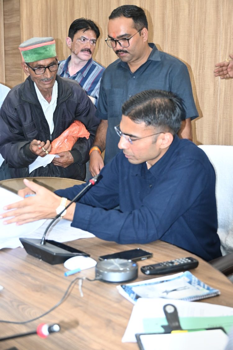 सरकारी भूमि पर अतिक्रमण नही होगा बर्दाश्त, भूमि खुर्दबुर्द की शिकायतों पर त्वरित करें एसडीएमः डीएम