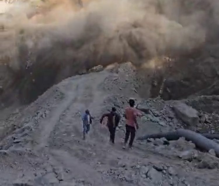 बड़ी खबर : मारवाड़ी वाईपास पर भारी भूस्खलन,मजदूरों ने भाग कर बचाई जान