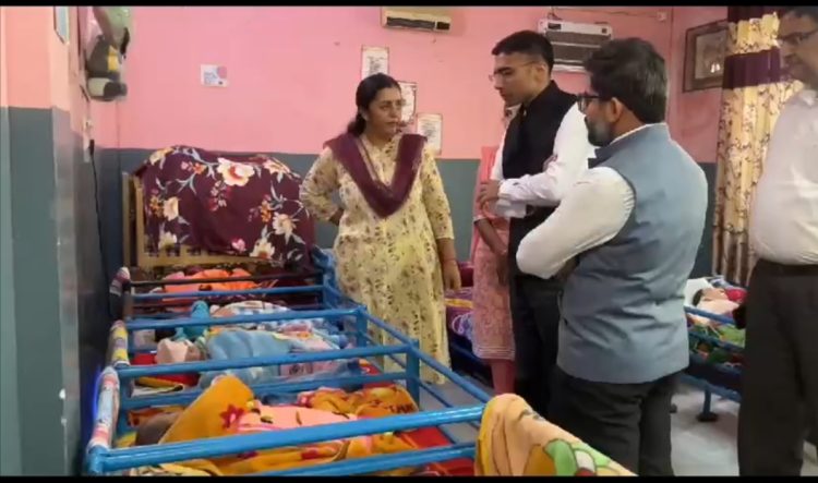 बड़ी खबर : डीएम ने केदारपुरम परिसर में स्टॉप नर्स, सुरक्षा गार्ड बढाने, बैड उपकरण अन्य आवश्यक सामग्री की मौके पर ही दी स्वीकृति।