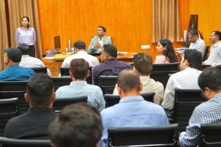 बहुत हुआ नोटिस का खेल, डीएम ने कर दी सीधी कार्यवाही, जनमानस को समस्या नही, सुरक्षा देना है अभिप्रायः डीएम