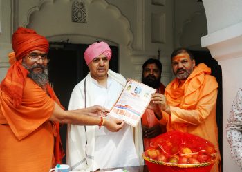 श्री दरबार साहिब के श्रीमहंत देवेन्द्र दास जी महाराज को कुम्भ मेले का निमंत्रण