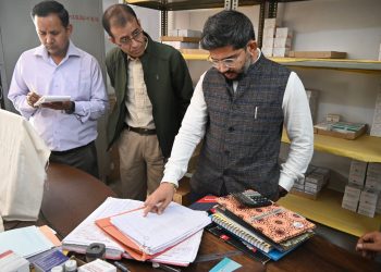 बिग ब्रेकिंग : निजी गाड़ी से मुख्य विकास अधिकारी पहुंचे सहसपुर सीएचसी सेंटर