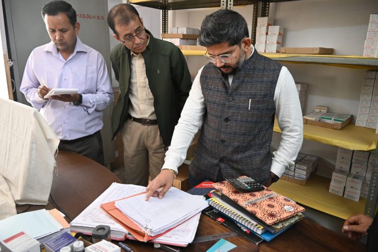 बिग ब्रेकिंग : निजी गाड़ी से मुख्य विकास अधिकारी पहुंचे सहसपुर सीएचसी सेंटर