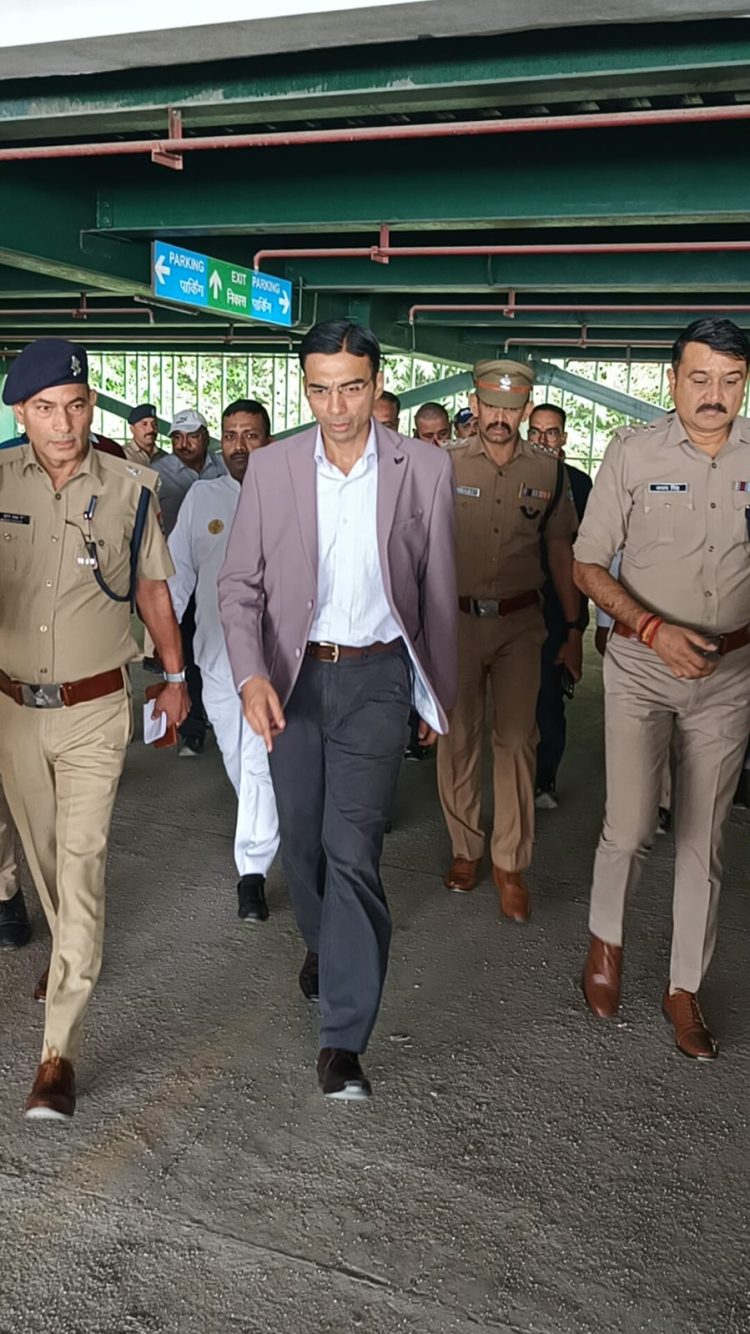 जनमानस की सुरक्षा/सुविधा सर्वोपरि, जनहित के कार्यों में लापरवाही नही होगी क्षम्यः डीएम