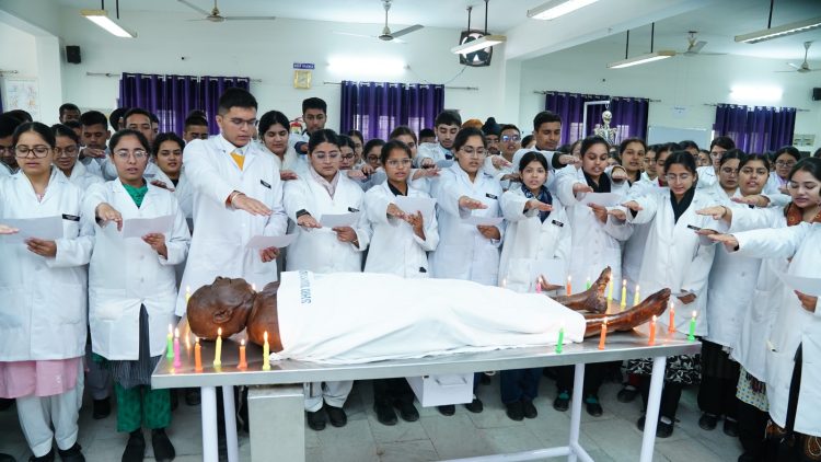 एसजीआरआर मेडिकल काॅलेज में देहदान के प्रति किया जागरूक,मेडिकल छात्र-छात्राओं ने कैडेवर ओथ में किया प्रतिभाग