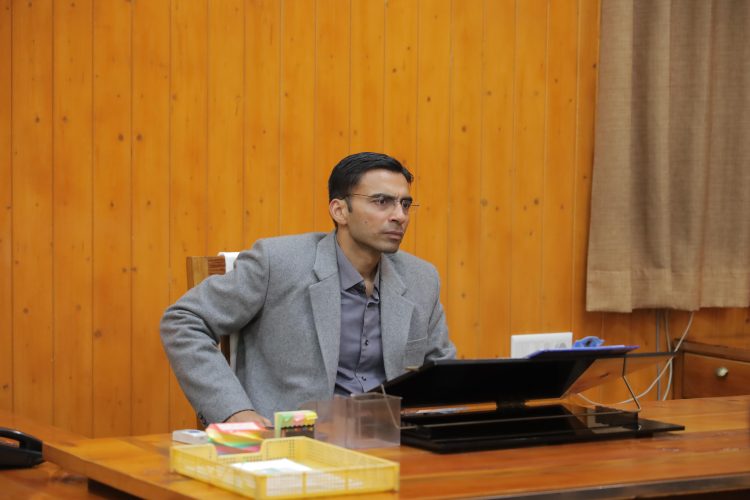 सफाई व्यवस्था को केवल बिजनेस न समझे कंपनियां, लोगों के स्वास्थ्य/ जीवन से जुड़ा है यह विषय: डीएम