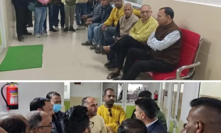 एम्स में तैनात सुरक्षाकर्मी द्वारा पत्रकारों के साथ किए गए बदसलूकी से आक्रोशित पत्रकारों ने दिया धरना