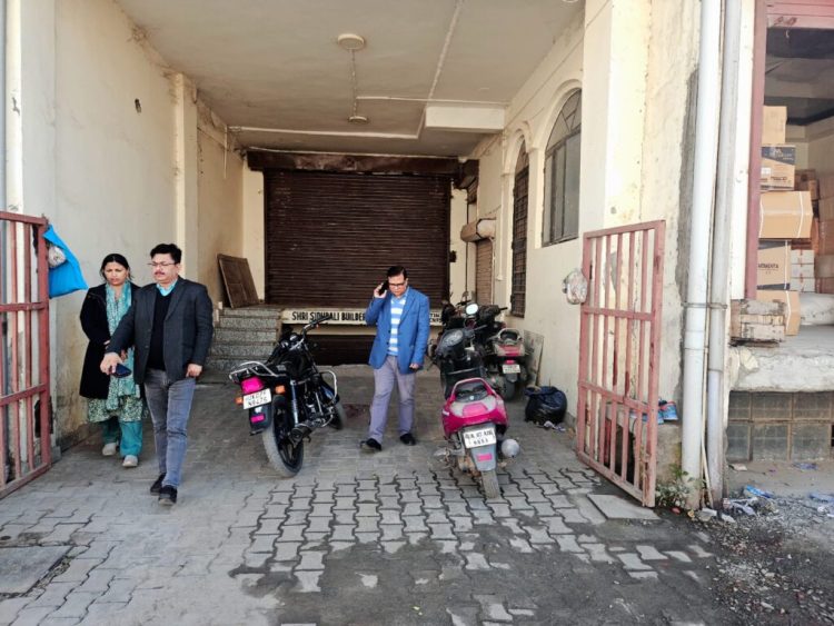 कबाड़ से सरकार को लगाई 12 करोड़ की चपत, इन्वेस्टिगेशन ब्रांच का छापा