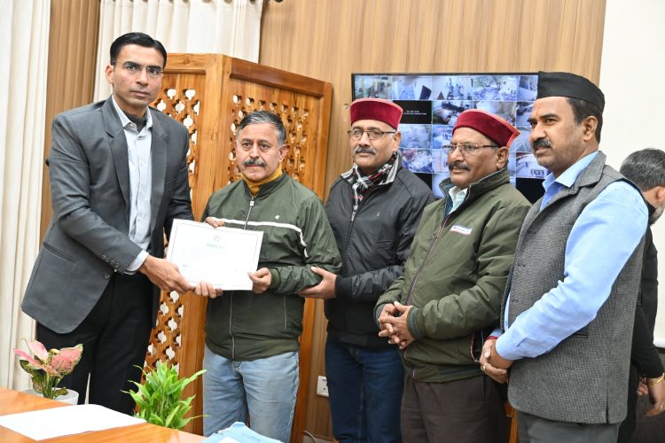 राज्य आंदोलनकारियों के साथ बुलाई गई बैठक में डीएम के संज्ञान में आया था प्रकरण, त्वरित कार्यवाही के दिए गए थे निर्देश