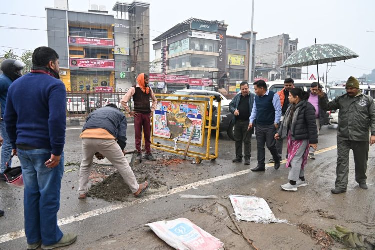 डीएम सख्तः रोड़ कटिंग अनुमति की शर्तों के उल्लंघन पर यूपीसीएल पर 01 लाख का अर्थदण्ड।
