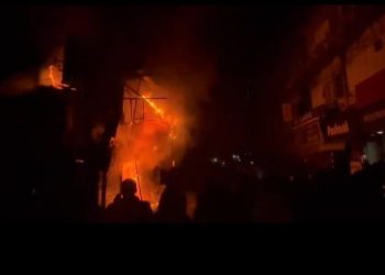 देहरादून: छतरी चौराहे के पास भीषण आग, दो दुकानें जलकर राख