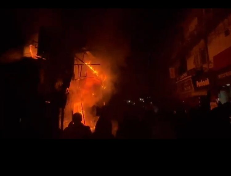 देहरादून: छतरी चौराहे के पास भीषण आग, दो दुकानें जलकर राख