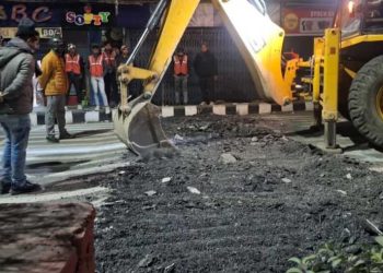 बड़ी खबर: देर रात उखाड़ दिया गया ब्रेकर, DM ने स्मार्ट सिटी EE को भेजा कारण बताओ नोटिस