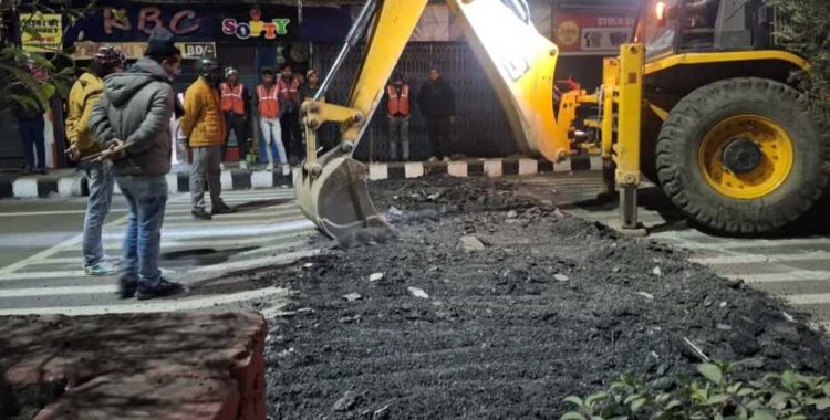 बड़ी खबर: देर रात उखाड़ दिया गया ब्रेकर, DM ने स्मार्ट सिटी EE को भेजा कारण बताओ नोटिस