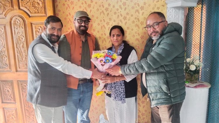 बिग ब्रेकिंग : रीजनल पार्टी के राष्ट्रीय अध्यक्ष सेमवाल ने की मेयर प्रत्याशी सुलोचना से मुलाकात