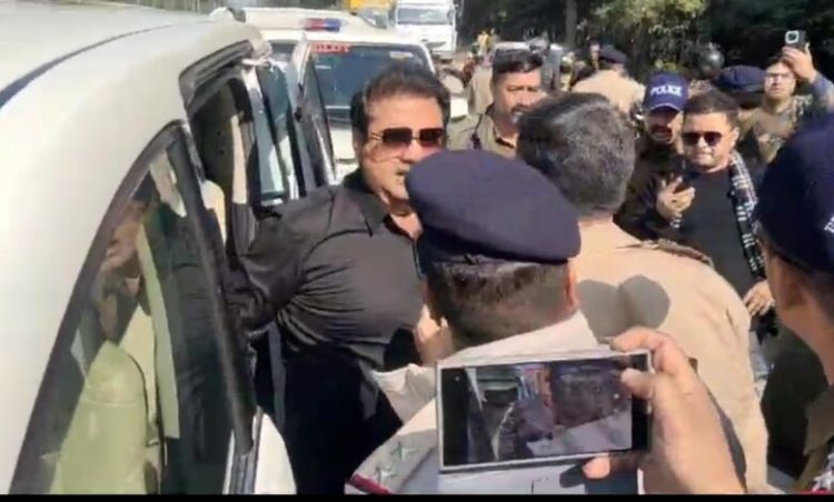 खानपुर में सर्वसमाज की महापंचायत में शरीक होने जा रहे थे विधायक उमेश कुमार, पुलिस ने लिया हिरासत में