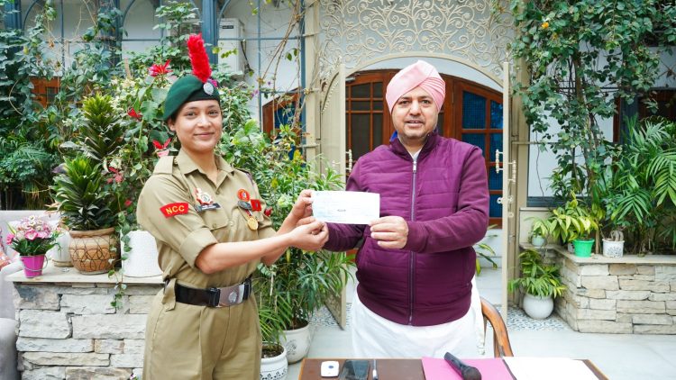 एसजीआरआरयू की एनसीसी कैडेट आकृति रावत ने गणतंत्र दिवस पर बढ़ाया प्रदेश का मान, प्रेसीडेंट श्रीमहंत देवेन्द्र दास जी महाराज ने 51000 रुपए का चेक प्रदान कर किया सम्मानित