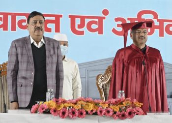 देहरादून नगर निगम के नव निर्वाचित महापौर सौरभ थपलियाल सहित 100 पार्षदगणों ने ली अपने पद की शपथ।