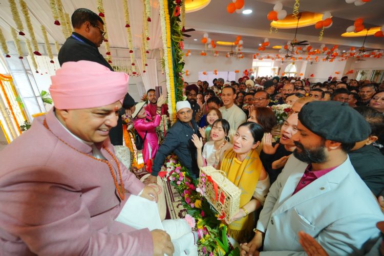 श्री दरबार साहिब के सज्जादानशीन, गद्दीनशीन श्री महाराज जी को शुभकामनाएं देने देश विदेश से उमड़े श्रद्धालु