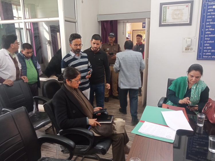 बिग ब्रेकिंग : उप जिला अस्पताल ऋषिकेश में अव्यवस्थाओं की शिकायत पर डीएम फिर एक्शन में।