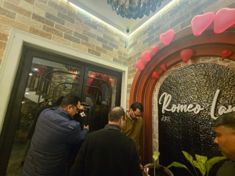 बिग ब्रेकिंग : देहरादून में नियमों की अवहेलना करने वाले दो रेस्तरां सील, रात्रि पार्टी में शराब और भीड़ पर प्रशासन का कड़ा रुख