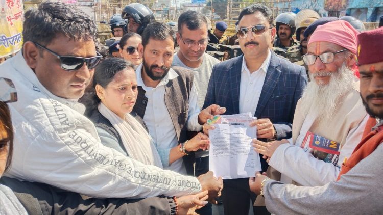 यूसीसी, मूल निवास और भू कानून के मुद्दों पर रीजनल पार्टी ने किया विधानसभा घेराव