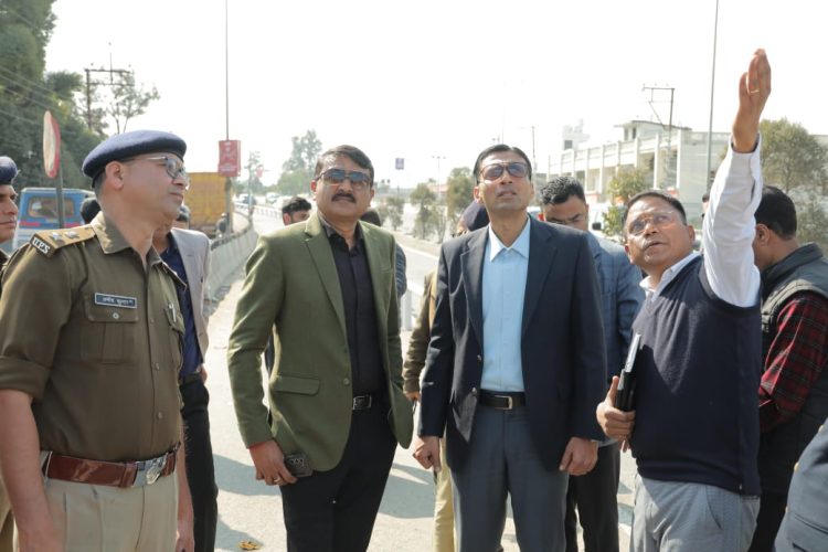 आईएसबीटी में जनमानस एवं आवागमन करने वाली वाहनों को जल्द मिलने जा रही है सुगम सुविधा की सौगात: डीएम