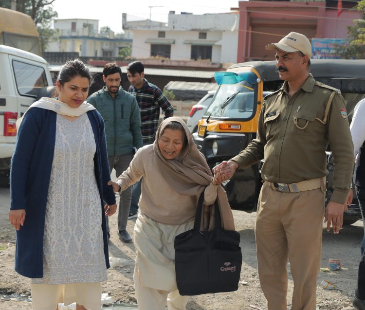 गुड न्यूज: डीएम ने 97 वर्षीय वृद्ध महिला को सम्पति पर कब्जा दिलाकर, जनमानस में सरकार पर भरोसा रखने का दिया सन्देश 