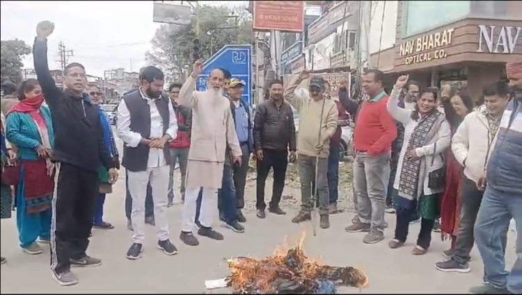 बिग ब्रेकिंग : कैबिनेट मंत्री के विवादित बयान पर उबाल, रीजनल पार्टी ने किया विरोध प्रदर्शन