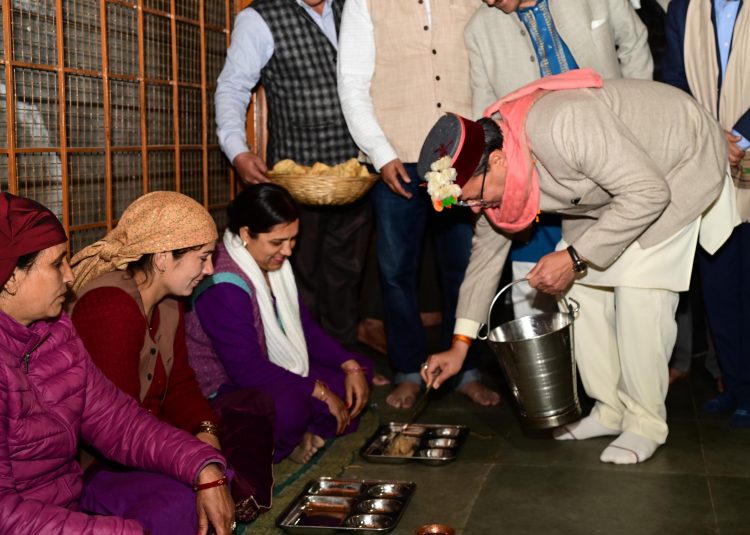 सीएम धामी ने महासू महाराज एवं बाशिक महाराज महेंद्रथ में की पूजा अर्चना