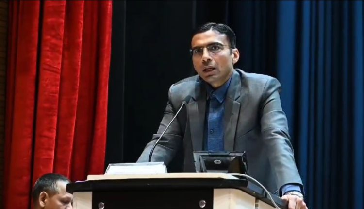 स्कूलों में सुविधा उपलब्ध कराने हेतु अध्यापक सजग रहें, फंड की जिम्मेदारी मेरीःडीएम