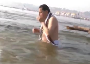 महाकुंभ: सीएम धामी ने त्रिवेणी संगम में किया पवित्र स्नान, भक्तों के साथ किया पूजा-अर्चना