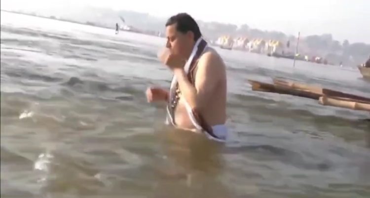 महाकुंभ: सीएम धामी ने त्रिवेणी संगम में किया पवित्र स्नान, भक्तों के साथ किया पूजा-अर्चना