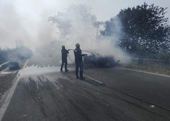 Badi khabar : शादी में जा रहे परिवार की कार में लगी आग, सभी सुरक्षित बच निकले