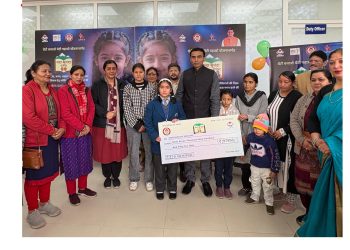 डीएम सविन बंसल ने तीन असहाय बेटियों की पढ़ाई के लिए वितरित किए ₹97,955 के चेक