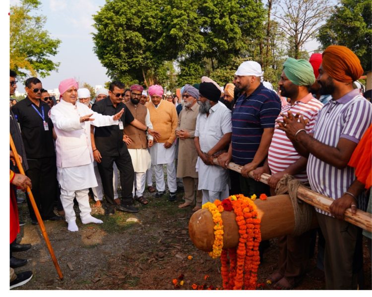 90 फीट ऊंचे नए ध्वजदण्ड के स्वागत में गूंजे जयकारे, श्रद्धा और उल्लास से सराबोर हुई संगत