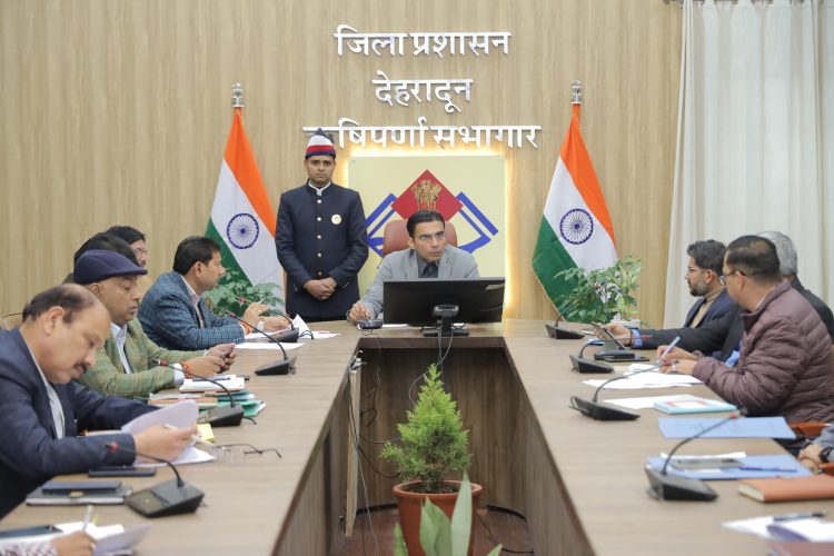 सीएम हेल्पलाइन की शिकायतों का हो त्वरित निस्तारण: डीएम