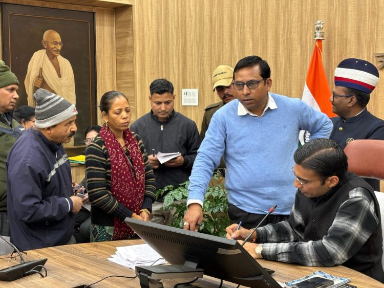 जनता दर्शन में डीएम की सख्ती का असर: वंचितों तक पहुंचे अधिकारी, प्रकरणों का तेजी से निस्तारण