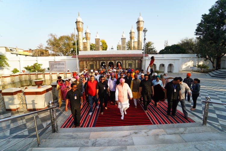 श्री झण्डे जी मेले की भव्यता में चार चांद लगाने पहुंची पंजाब की पैदल संगत