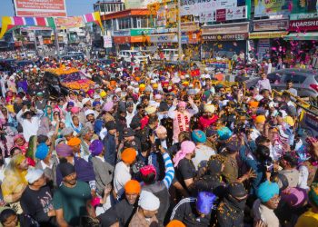 पुष्प वर्षा के साथ नगर परिक्रमा में गूंजे श्री गुरु राम राय जी महाराज के जयकारे