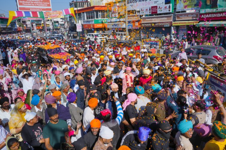 पुष्प वर्षा के साथ नगर परिक्रमा में गूंजे श्री गुरु राम राय जी महाराज के जयकारे